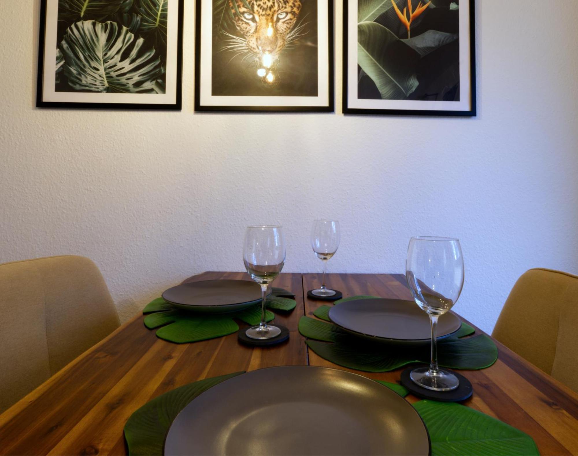 Cozy Jungle Fever - Modernes Apartment Mit Eigenem Parkplatz Magdeburg Luaran gambar